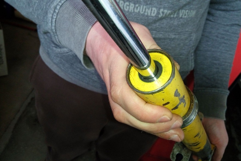 Прокачка амортизаторов перед установкой: нужно ли это делать и откуда появился этот миф