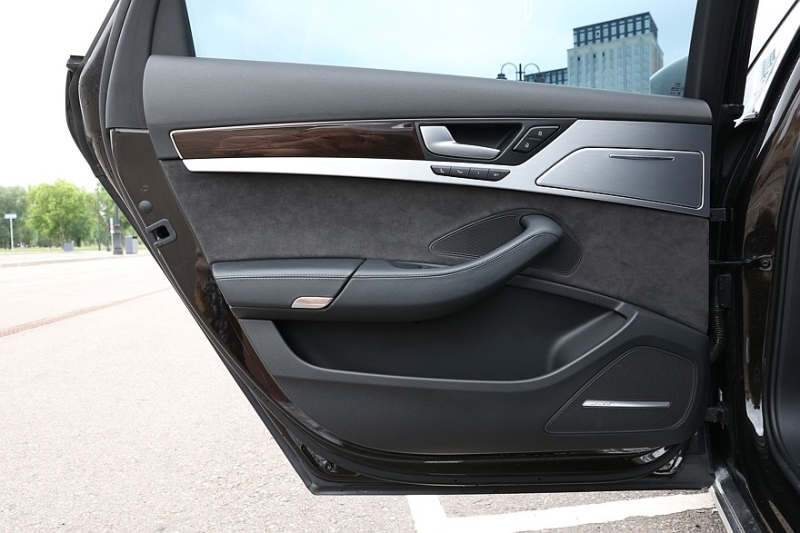 Audi A8 III (D4/4H) c пробегом: лобовое за 500 тысяч, фара за 800 и светодиоды по 15 рублей