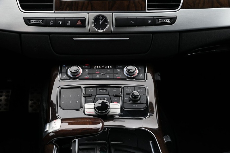 Audi A8 III (D4/4H) c пробегом: лобовое за 500 тысяч, фара за 800 и светодиоды по 15 рублей