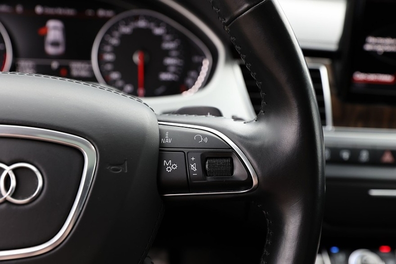 Audi A8 III (D4/4H) c пробегом: лобовое за 500 тысяч, фара за 800 и светодиоды по 15 рублей