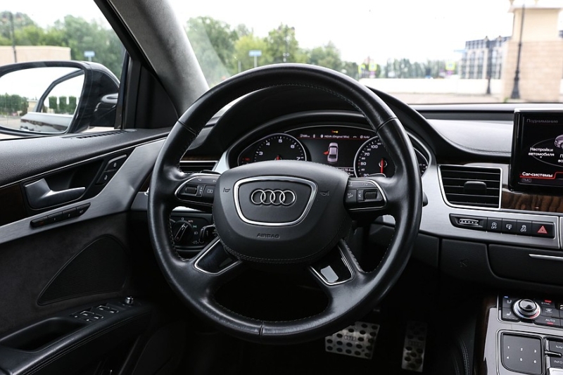 Audi A8 III (D4/4H) c пробегом: лобовое за 500 тысяч, фара за 800 и светодиоды по 15 рублей