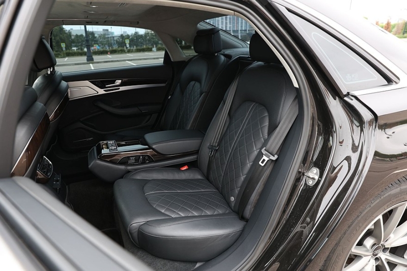 Audi A8 III (D4/4H) c пробегом: лобовое за 500 тысяч, фара за 800 и светодиоды по 15 рублей