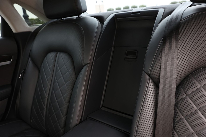 Audi A8 III (D4/4H) c пробегом: лобовое за 500 тысяч, фара за 800 и светодиоды по 15 рублей