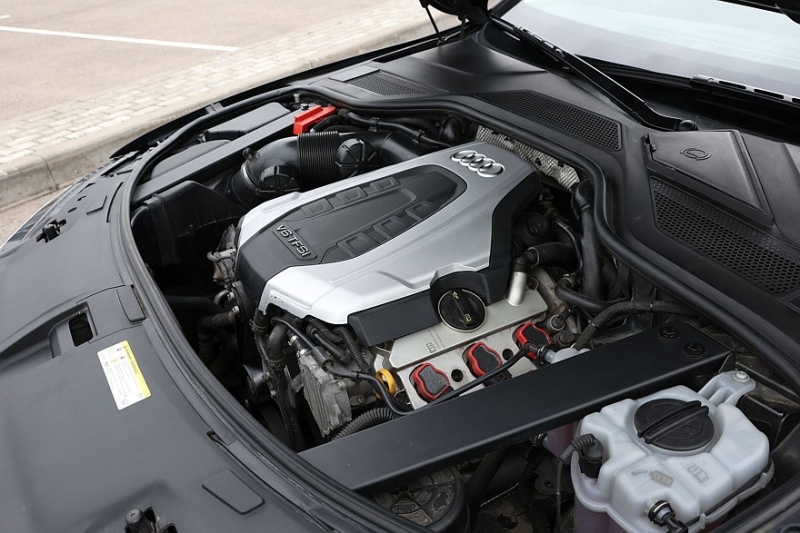 Audi A8 III (D4/4H) c пробегом: лобовое за 500 тысяч, фара за 800 и светодиоды по 15 рублей