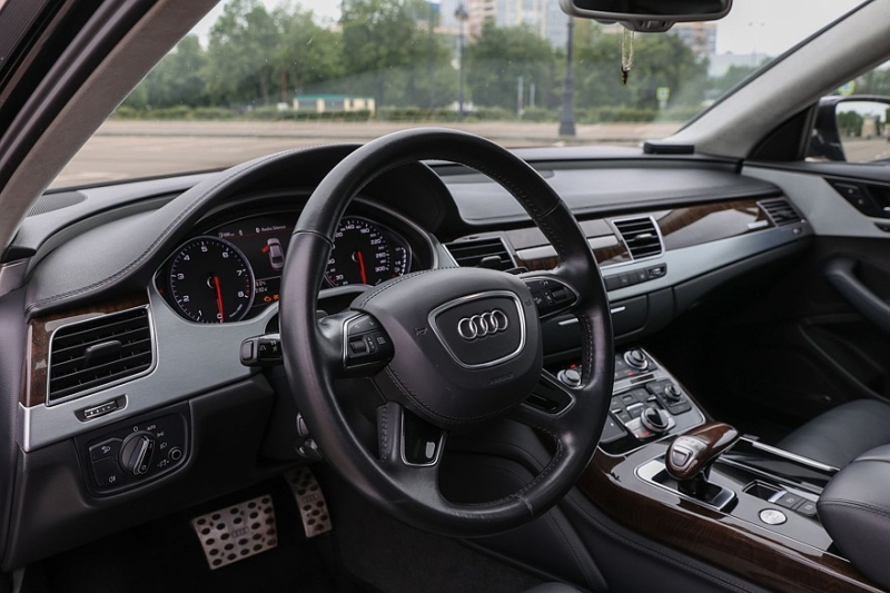 Audi A8 III (D4/4H) c пробегом: лобовое за 500 тысяч, фара за 800 и светодиоды по 15 рублей