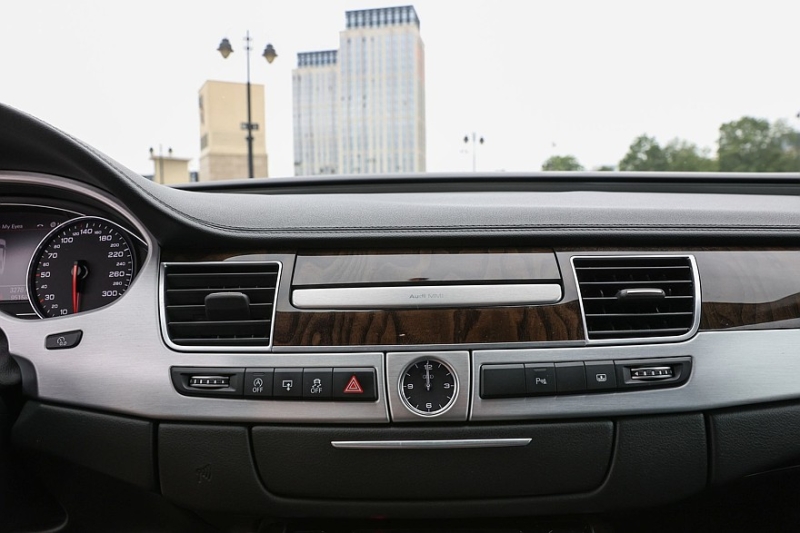 Audi A8 III (D4/4H) c пробегом: лобовое за 500 тысяч, фара за 800 и светодиоды по 15 рублей