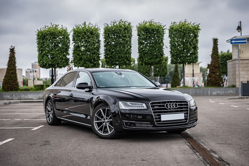 Audi A8 III (D4/4H) c пробегом: лобовое за 500 тысяч, фара за 800 и светодиоды по 15 рублей