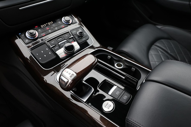 Audi A8 III (D4/4H) c пробегом: лобовое за 500 тысяч, фара за 800 и светодиоды по 15 рублей