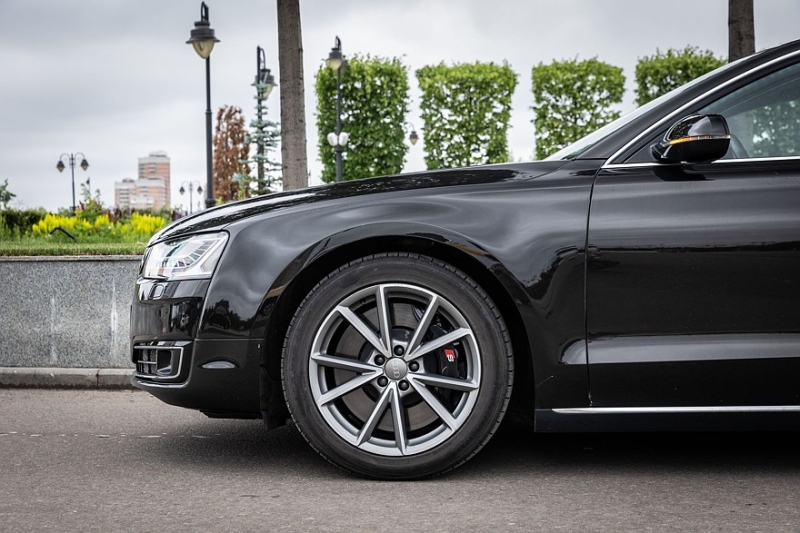 Audi A8 III (D4/4H) c пробегом: лобовое за 500 тысяч, фара за 800 и светодиоды по 15 рублей