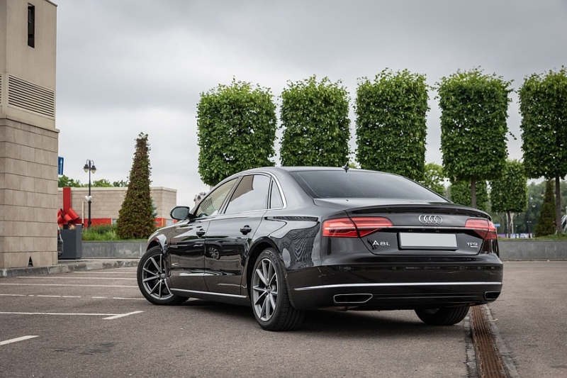 Audi A8 III (D4/4H) c пробегом: лобовое за 500 тысяч, фара за 800 и светодиоды по 15 рублей