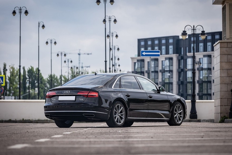 Audi A8 III (D4/4H) c пробегом: лобовое за 500 тысяч, фара за 800 и светодиоды по 15 рублей