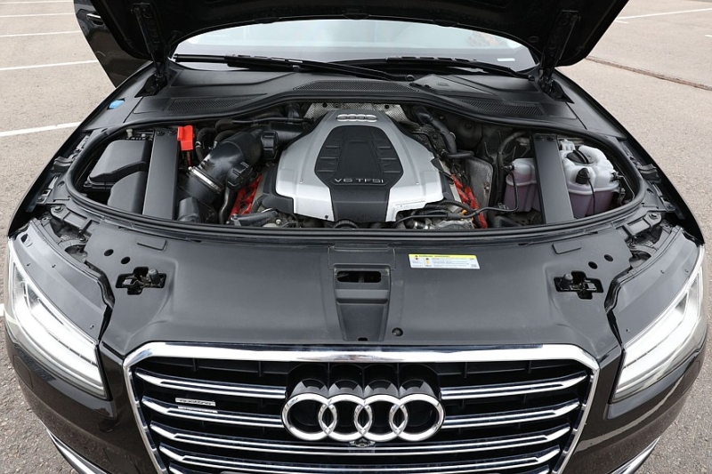 Audi A8 III (D4/4H) c пробегом: лобовое за 500 тысяч, фара за 800 и светодиоды по 15 рублей
