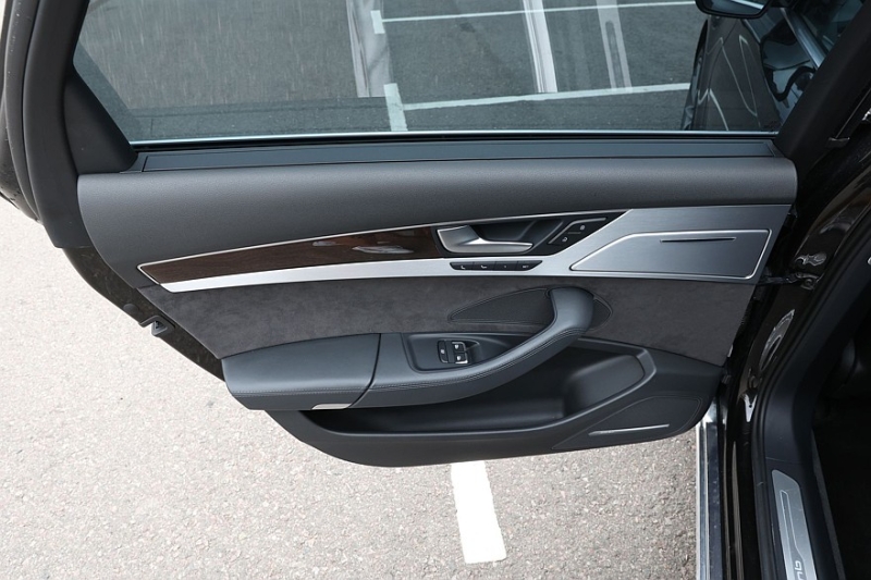 Audi A8 III (D4/4H) c пробегом: лобовое за 500 тысяч, фара за 800 и светодиоды по 15 рублей