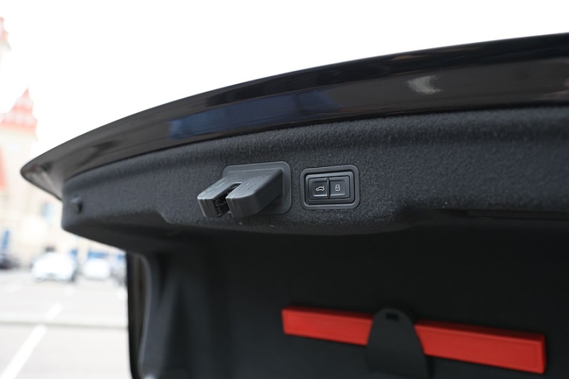 Audi A8 III (D4/4H) c пробегом: лобовое за 500 тысяч, фара за 800 и светодиоды по 15 рублей