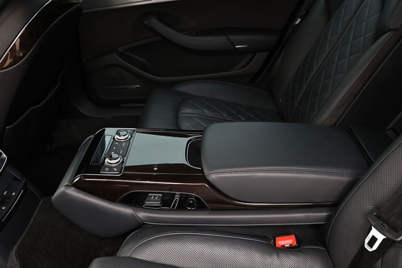 Audi A8 III (D4/4H) c пробегом: лобовое за 500 тысяч, фара за 800 и светодиоды по 15 рублей