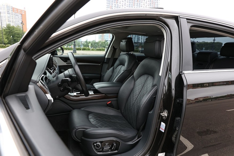 Audi A8 III (D4/4H) c пробегом: лобовое за 500 тысяч, фара за 800 и светодиоды по 15 рублей