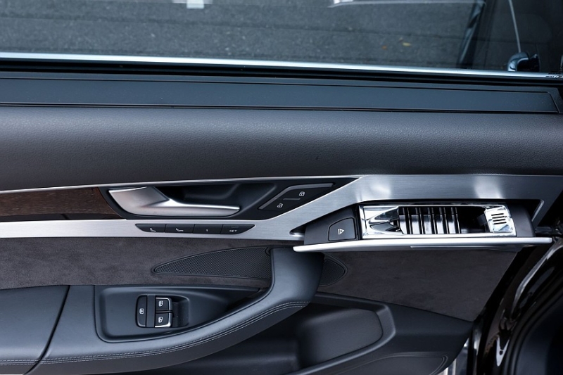 Audi A8 III (D4/4H) c пробегом: лобовое за 500 тысяч, фара за 800 и светодиоды по 15 рублей