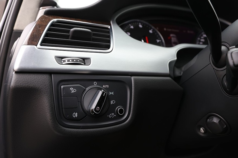 Audi A8 III (D4/4H) c пробегом: лобовое за 500 тысяч, фара за 800 и светодиоды по 15 рублей