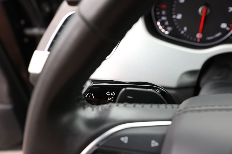 Audi A8 III (D4/4H) c пробегом: лобовое за 500 тысяч, фара за 800 и светодиоды по 15 рублей