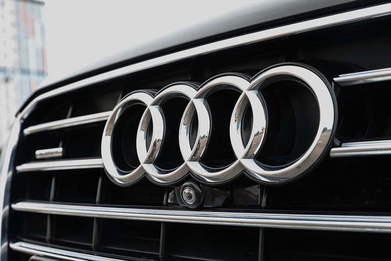 Audi A8 III (D4/4H) c пробегом: лобовое за 500 тысяч, фара за 800 и светодиоды по 15 рублей