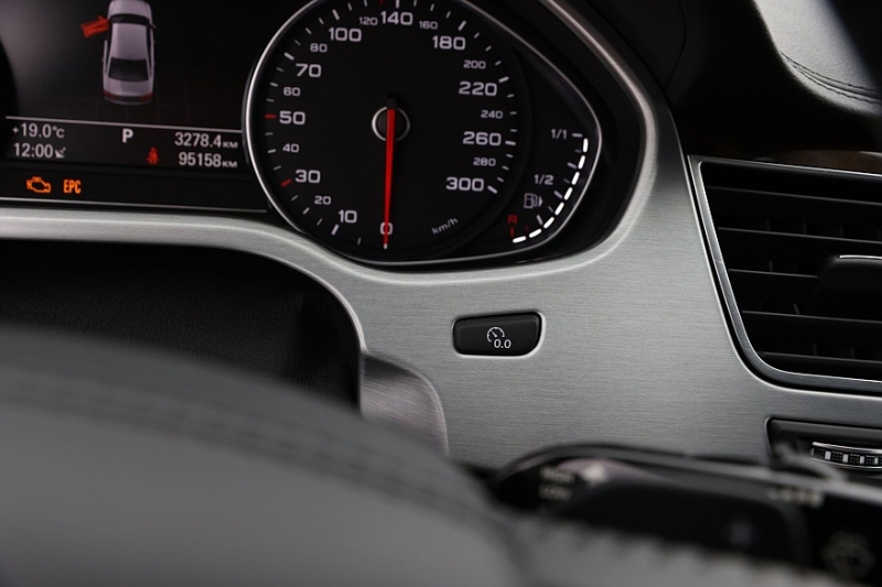 Audi A8 III (D4/4H) c пробегом: лобовое за 500 тысяч, фара за 800 и светодиоды по 15 рублей