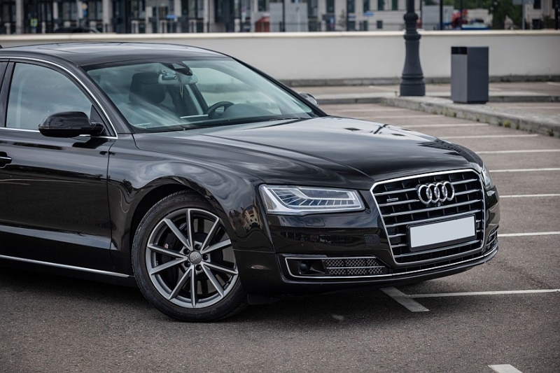 Audi A8 III (D4/4H) c пробегом: лобовое за 500 тысяч, фара за 800 и светодиоды по 15 рублей