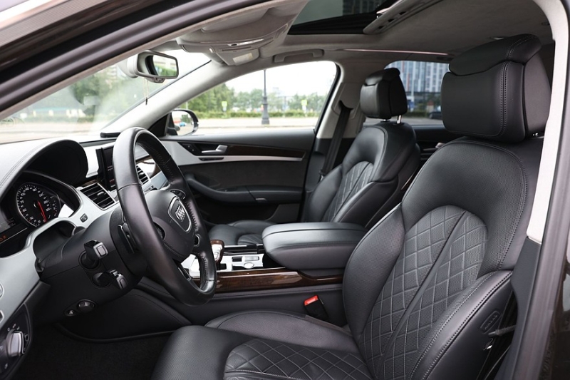 Audi A8 III (D4/4H) c пробегом: лобовое за 500 тысяч, фара за 800 и светодиоды по 15 рублей