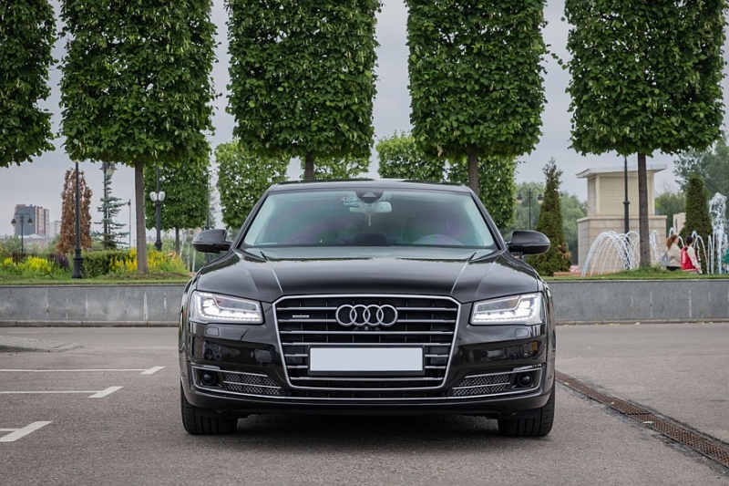 Audi A8 III (D4/4H) c пробегом: лобовое за 500 тысяч, фара за 800 и светодиоды по 15 рублей