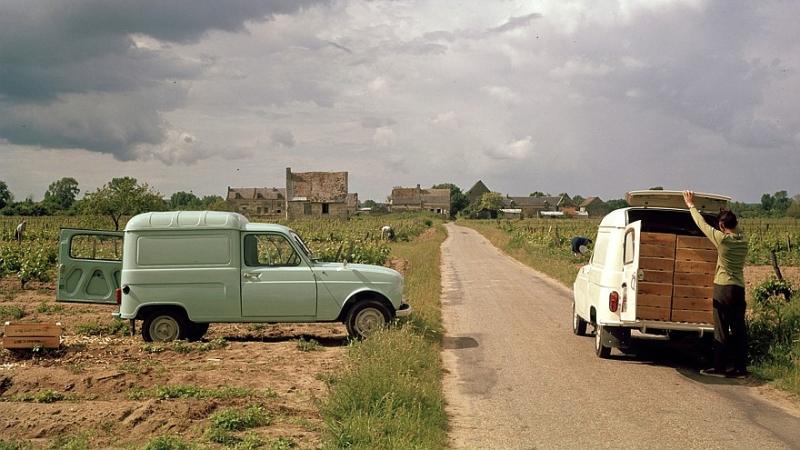 Серийный Renault 4 E-Tech показался на тизерах перед скорой премьерой