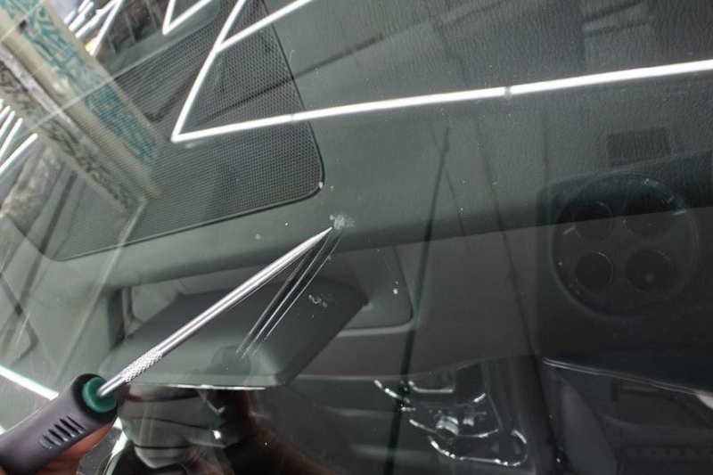 Сколы, трещины, полировка и эффект линзы: как ремонтируют автомобильные стёкла