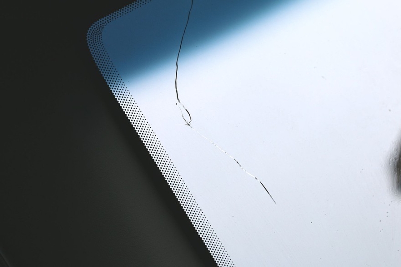 Сколы, трещины, полировка и эффект линзы: как ремонтируют автомобильные стёкла