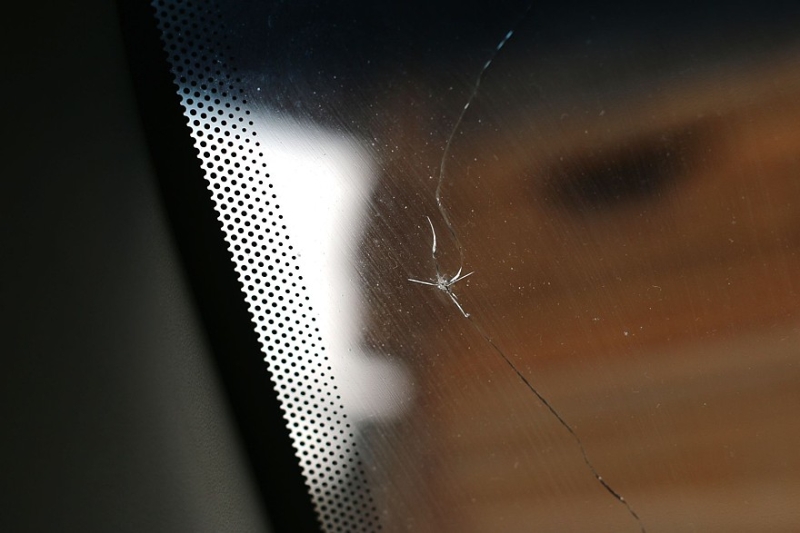 Сколы, трещины, полировка и эффект линзы: как ремонтируют автомобильные стёкла