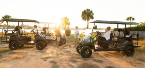 Гольфкары: Маленькие транспортные средства с большими возможностями