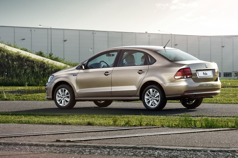 Выбираем седан B-класса с пробегом за миллион рублей: почти спорткар и ящик для рассады