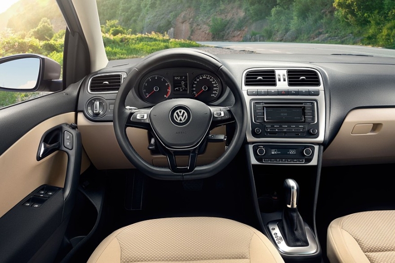 Выбираем седан B-класса с пробегом за миллион рублей: почти спорткар и ящик для рассады