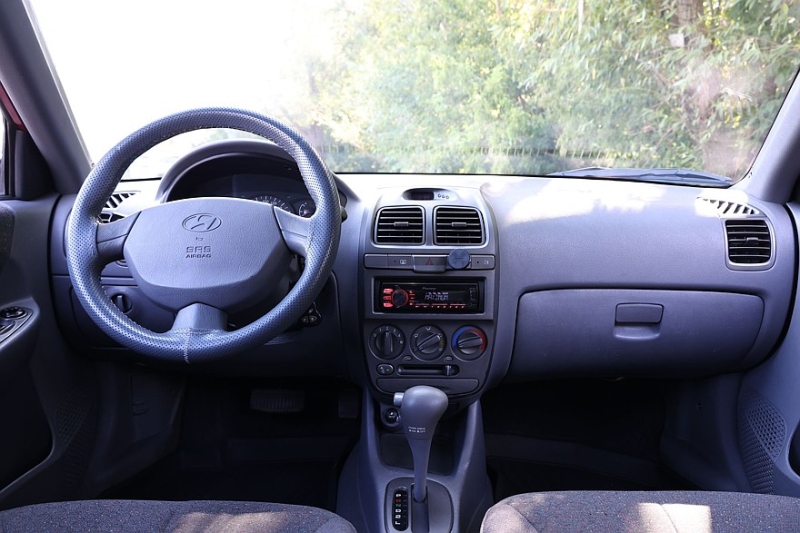 Hyundai Accent II (LC) с пробегом: дыра из арки в салон и электрика, в которой нечему ломаться