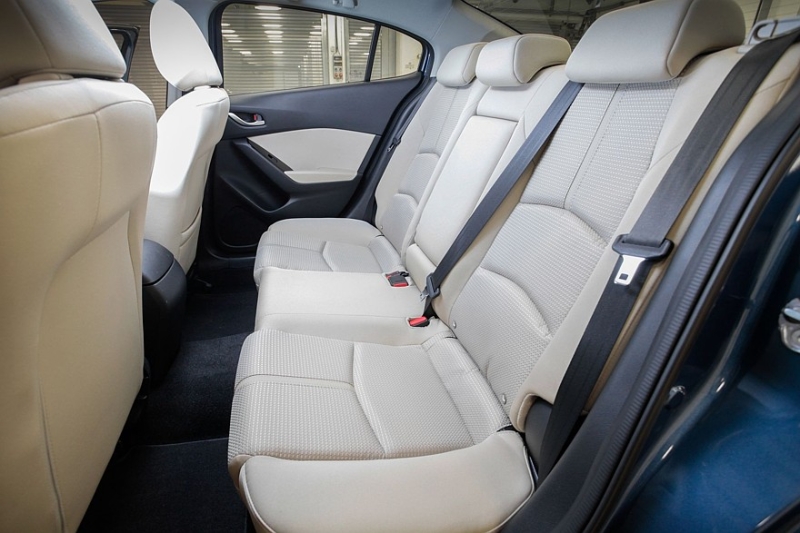 Выбираем седан С-класса с пробегом за 2 миллиона рублей: вариаторов много, моторов мало