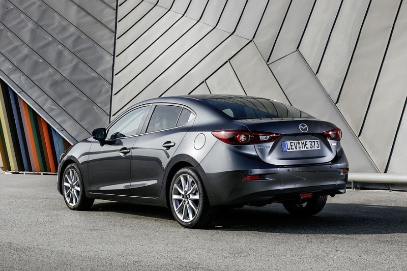 Выбираем седан С-класса с пробегом за 2 миллиона рублей: вариаторов много, моторов мало