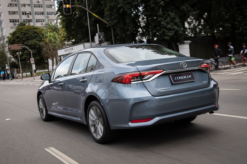 Выбираем седан С-класса с пробегом за 2 миллиона рублей: вариаторов много, моторов мало