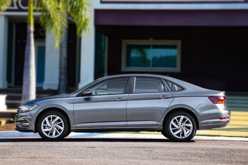 Выбираем седан С-класса с пробегом за 2 миллиона рублей: вариаторов много, моторов мало