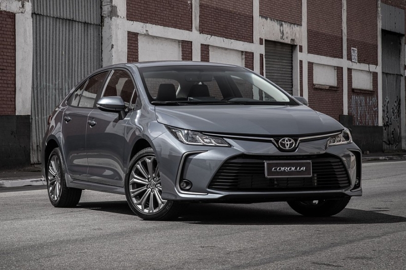 Выбираем седан С-класса с пробегом за 2 миллиона рублей: вариаторов много, моторов мало