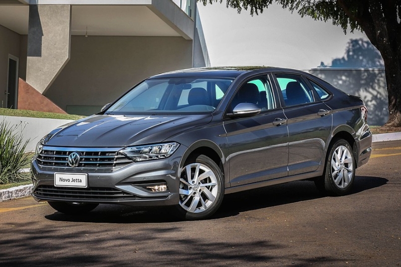 Выбираем седан С-класса с пробегом за 2 миллиона рублей: вариаторов много, моторов мало