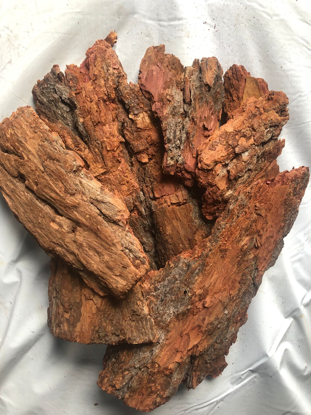 Кора лиственницы для декора сада