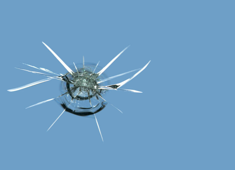 Можно ли поставить автомобиль на учет с трещиной на лобовом стекле в 2025 году