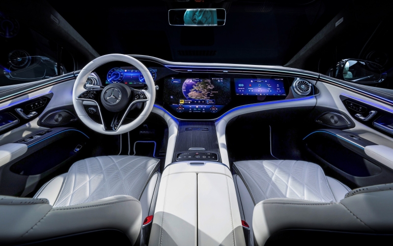 Шеф-дизайнер Mercedes-Benz признал, что большие экраны — это не круто, но они останутся