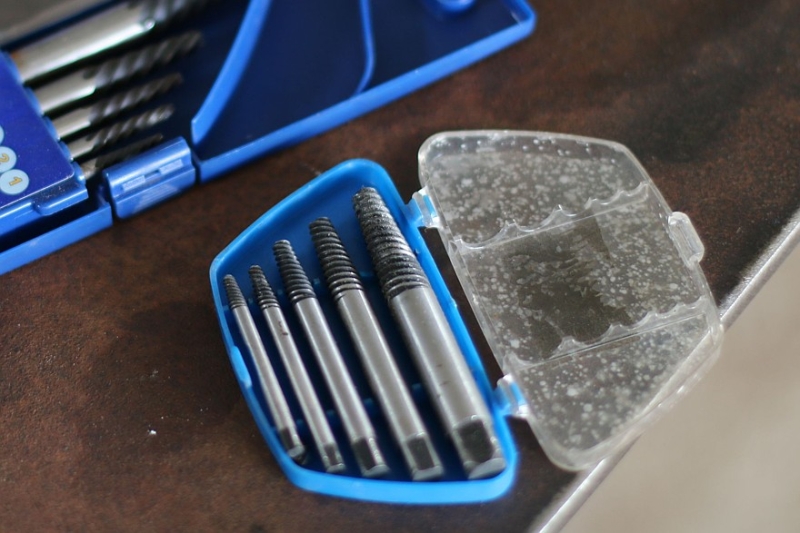 Сварка, экстрактор, дрель: как выкрутить колёсный болт с сорванными гранями