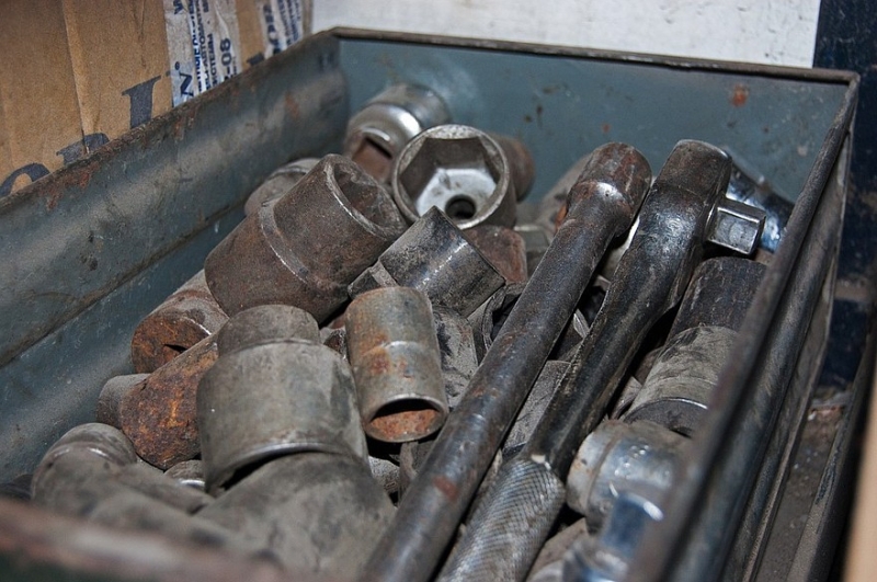 Сварка, экстрактор, дрель: как выкрутить колёсный болт с сорванными гранями