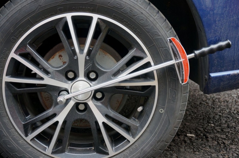 Сварка, экстрактор, дрель: как выкрутить колёсный болт с сорванными гранями