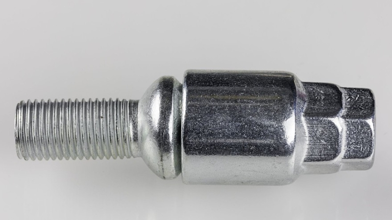 Сварка, экстрактор, дрель: как выкрутить колёсный болт с сорванными гранями