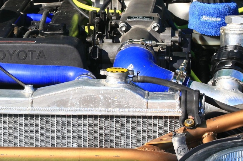 Не клеить, а сверлить: что делать, если обломился штуцер радиатора